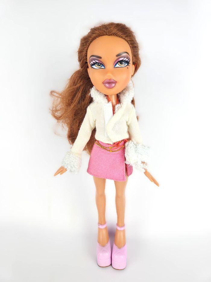 Poupée Bratz Vintage - Veste Blanche Fourrure Jupe Rose - Cheveux Roux/Bruns