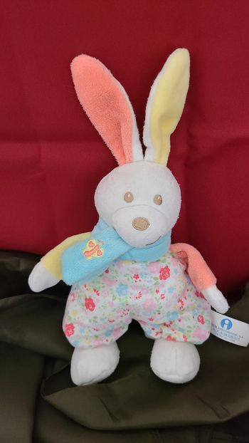 doudou lapin corps fleuris echarpe bleu oreille orange et jaune