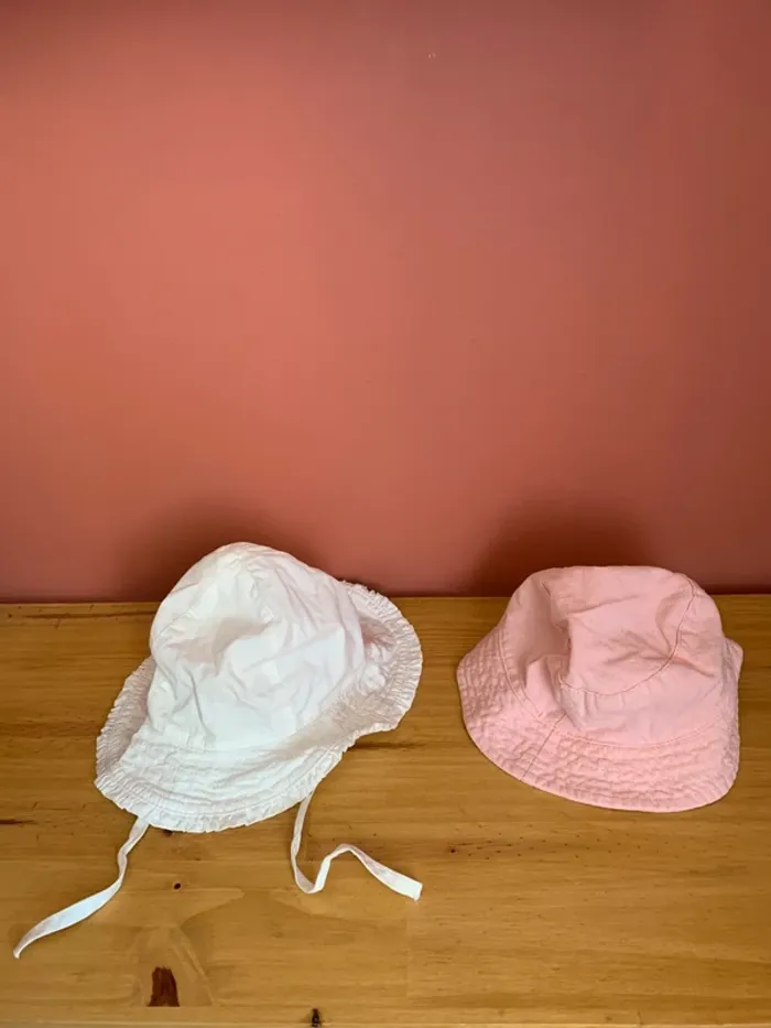 🧢 Lot de 2 bobs fille 3-6 mois – rose & blanc – Très bon état - photo numéro 2