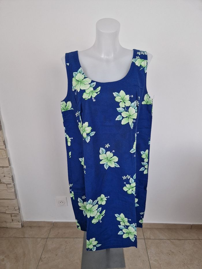 Robe polynésienne bleue à fleurs verte claire