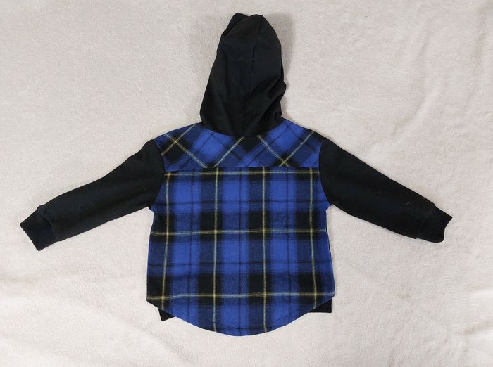 Sweat à capuche noir et bleu 24 mois - photo numéro 2