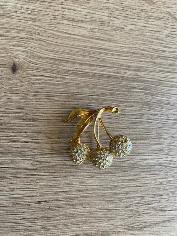 Broche cerise vintage