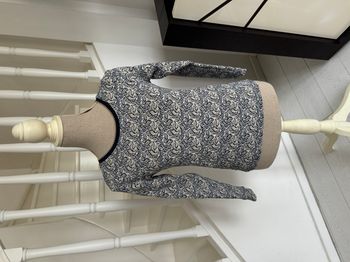 Pull Naf Naf crème et bleu marine avec motifs