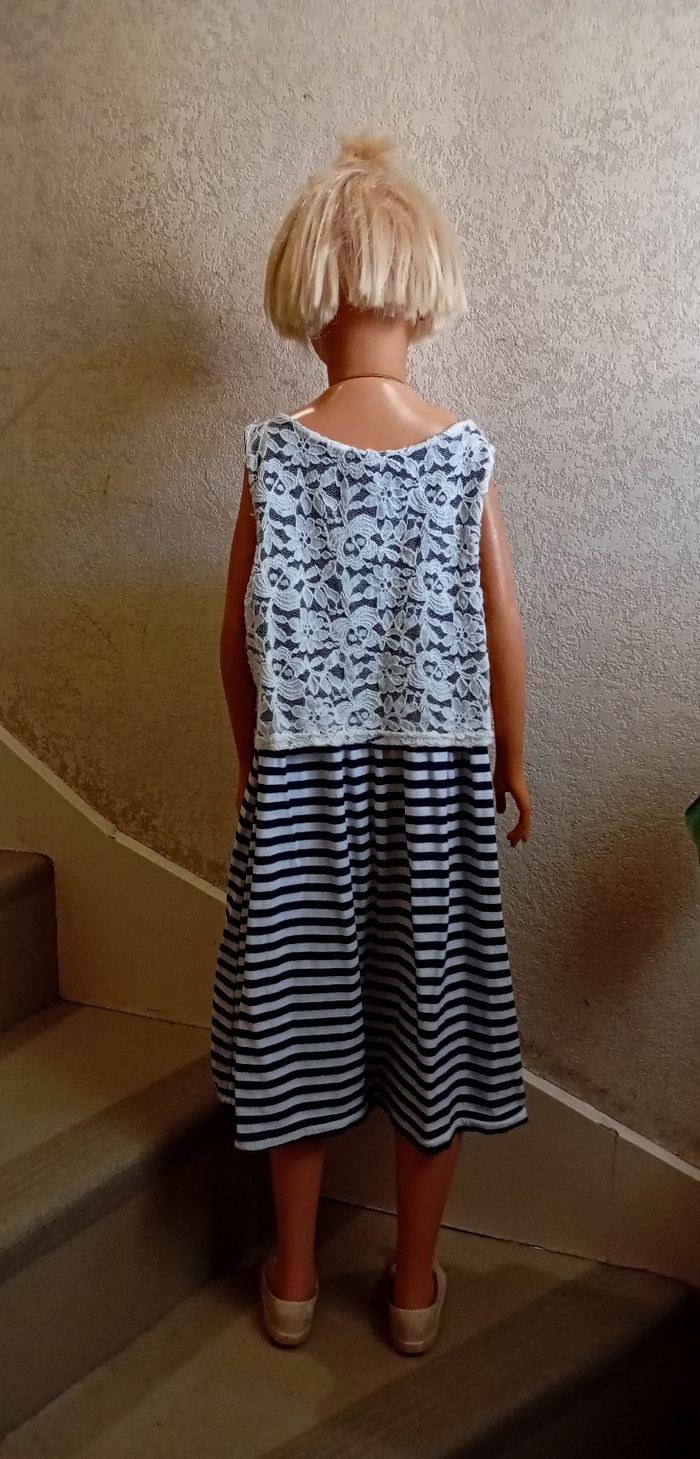 Robe  sans manches, 8 ans, marine /dentelle/dentelle. Très bon état - photo numéro 4