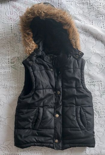 Doudoune sans manches noire - capuche, fourrure, La Redoute, en très bon état, taille 4 ans