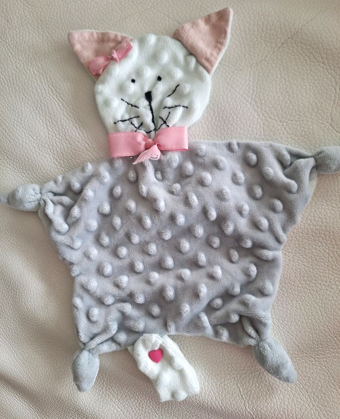 DOUDOU PLAT CHAT BLANC/GRIS RELIEF BOULES - ATTACHE-TETINE