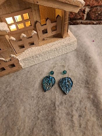 Boucles d'oreilles pendante feuilles bleus métal pâte polymere