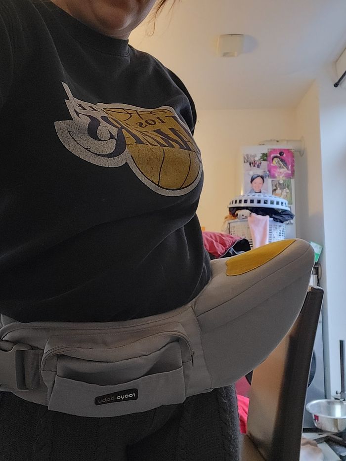 Porte bebe position assie - photo numéro 9