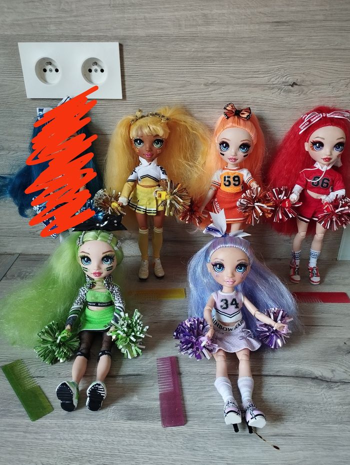 Raimbow High pompom girl