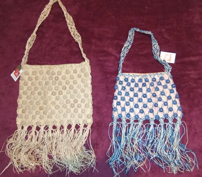 Deux magnifiques sacs a bandoulière avec boutons et franges Neufs Giada