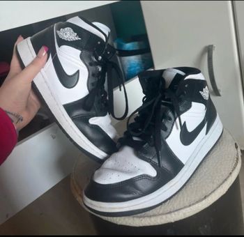 Jordan one mid