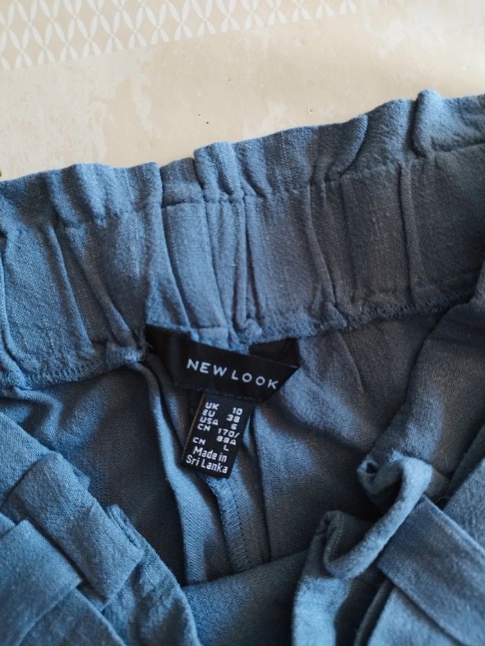 Superbe short bleu joli détail avec la boucle en bois à la ceinture New Look taille 38 - photo numéro 3