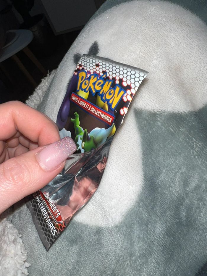 Booster vide Pokémon vintage noir et blanc pouvoirs émergents sans carte - photo numéro 2