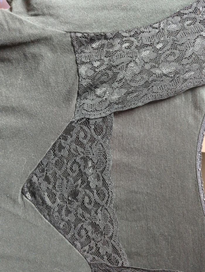 T-shirt noir avec dentelle - photo numéro 2