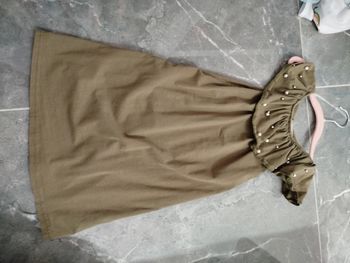 Robe volant et strass kaki