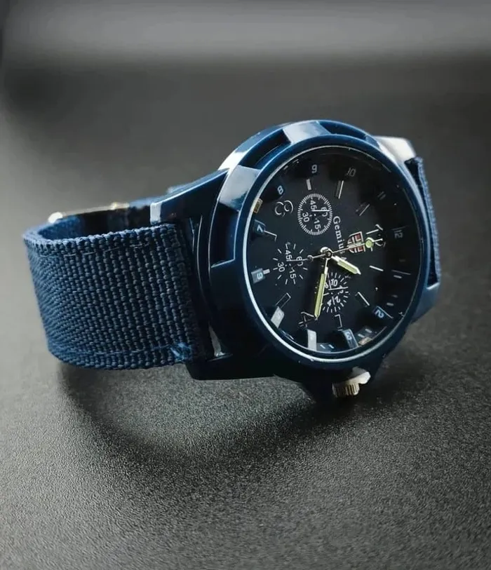 Montre bleue, légère, type scratch