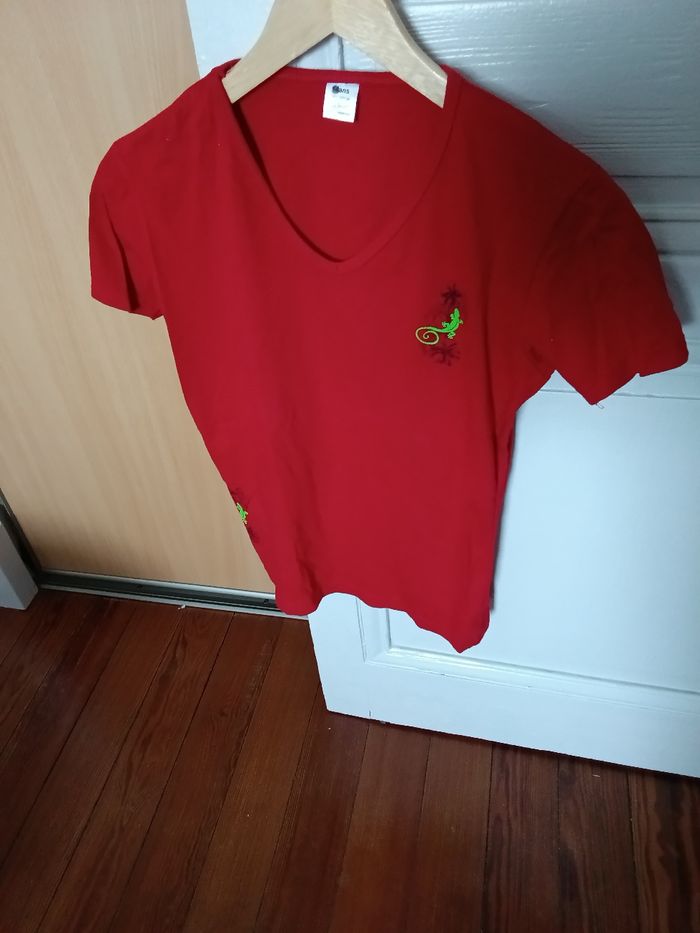Tee-shirt rouge et multicolore