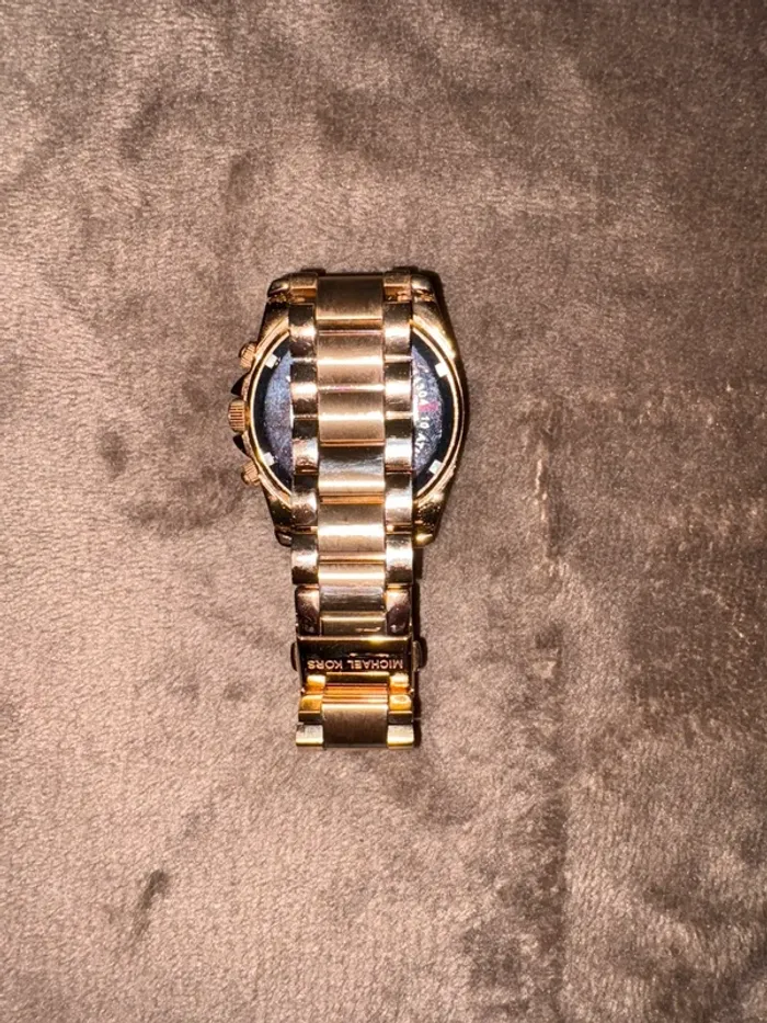 Montre Michael Kors. Rose doré en bon état - photo numéro 4