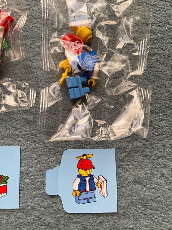 Lot lego minifigurine garçon billy avec sa lettre et boîte aux lettres - photo numéro 2