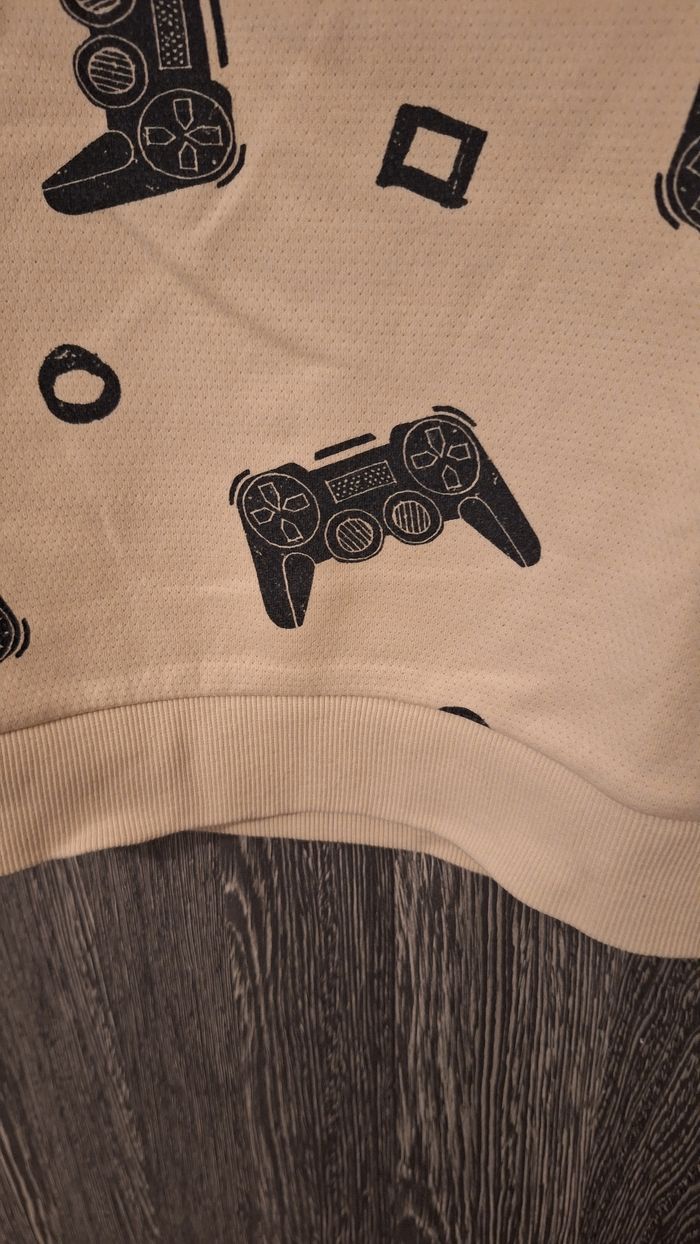 Sweat écru imprimé manettes de jeu noir - photo numéro 4