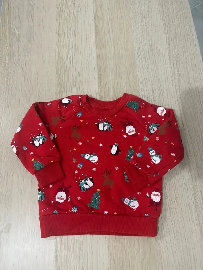 Vend pull de Noël avec motif marque primark taille 9-12 mois en très bon état