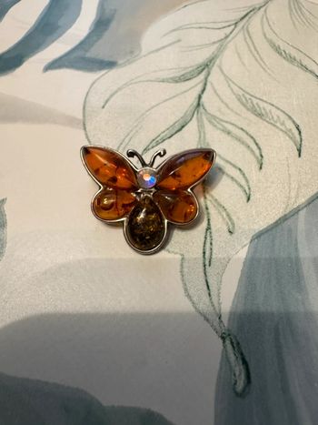 Broche papillon en ambre véritable