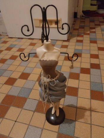 Buste femme porte bijoux