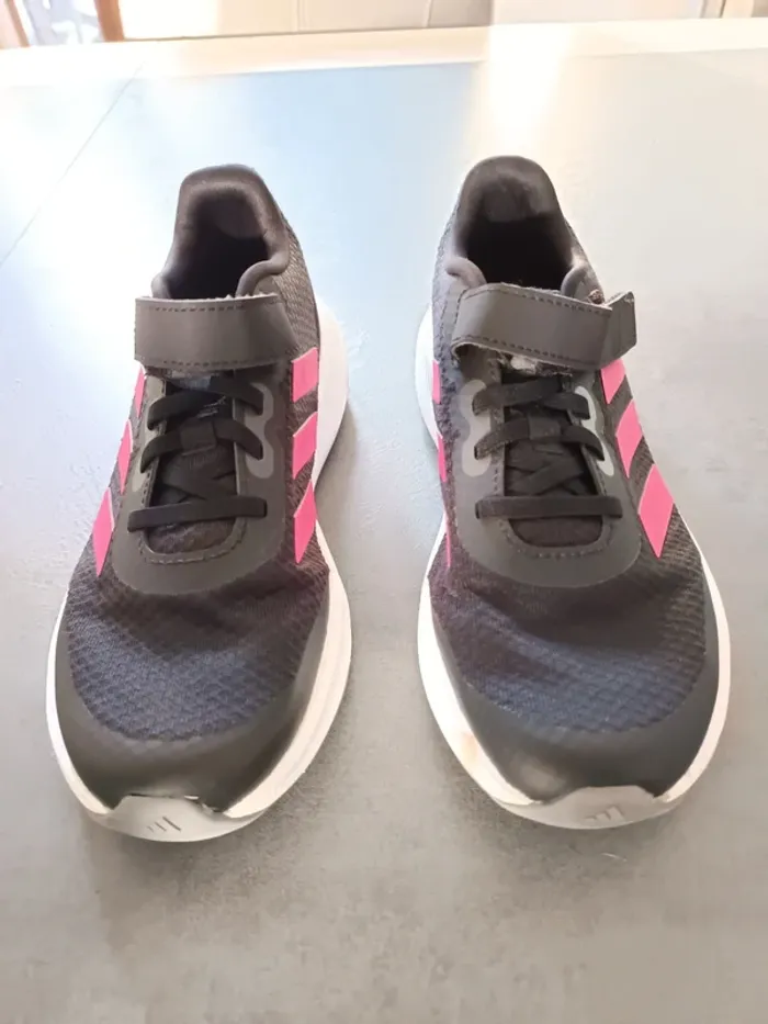 Vends paires de baskets enfant adidas pointure 36.5