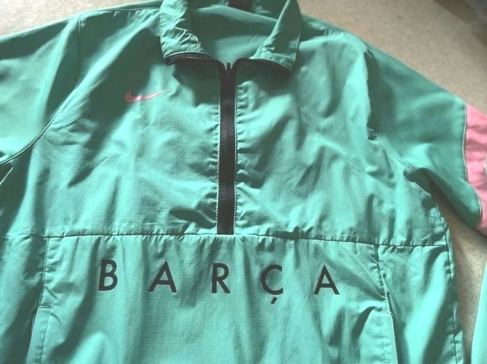 sweat shirt microfibre nike homme taille M imprimé Barca vert clair en parfait etat - photo numéro 3