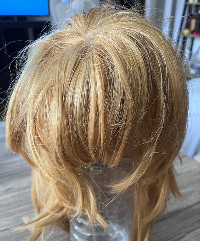 Perruque blonde courte en fibre Kanekalon – effet naturel/ belle couleur - photo numéro 5