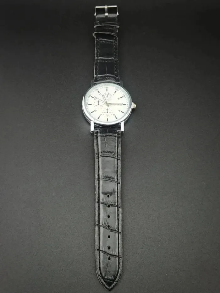 Montre noire, précise, discrète, homme - photo numéro 3