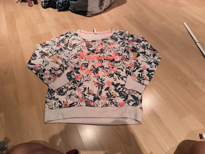 Sweat Stradivarius taille S beige à fleurs
