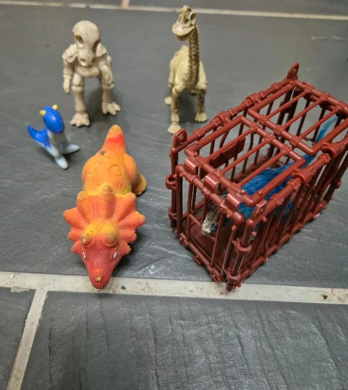 Lot dinosaure et cage