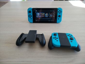 Nintendo Switch Bleu-Néon + Accessoires