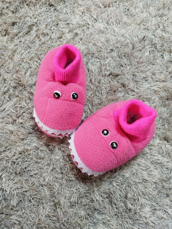 Chausson rigolo avec dents crocodile rose taille 22