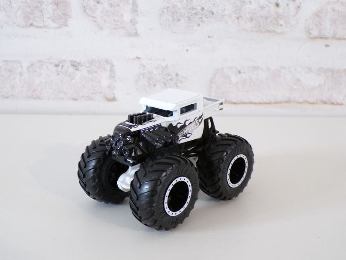 Monster Trucks - Hot Wheels - Hotwheels - Bone Shaker (J14)