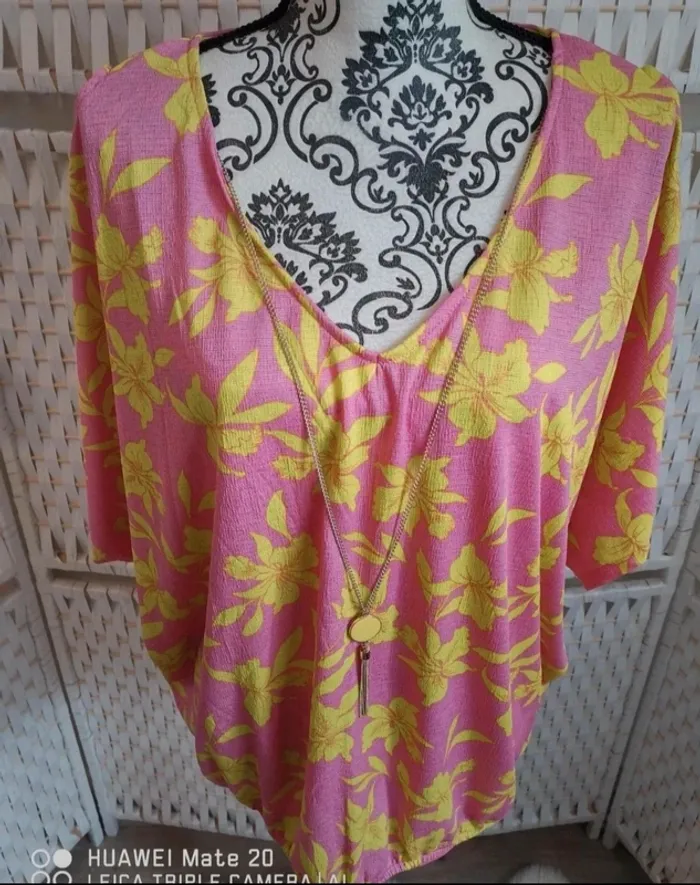 💕Jolie blouse rose poudré aux motifs floraux jaune acidulé avec collier femme TXl / 42 mosquitos 💕 - photo numéro 3