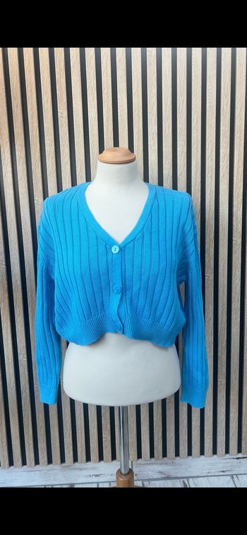Gilet court bleu en maille côtelée