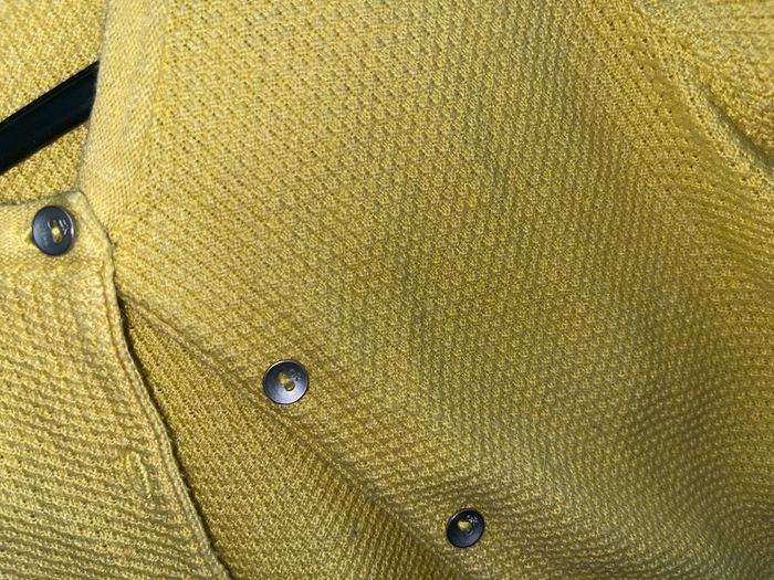 Gilet en laine jaune - photo numéro 3