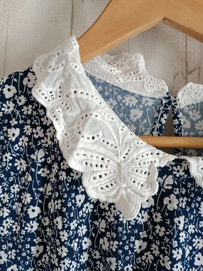 Blouse bleue à fleurs blanches et son col en broderie - photo numéro 2