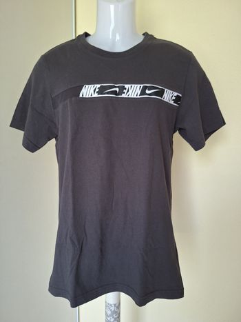 T-shirt taille S marque Nike couleur gris