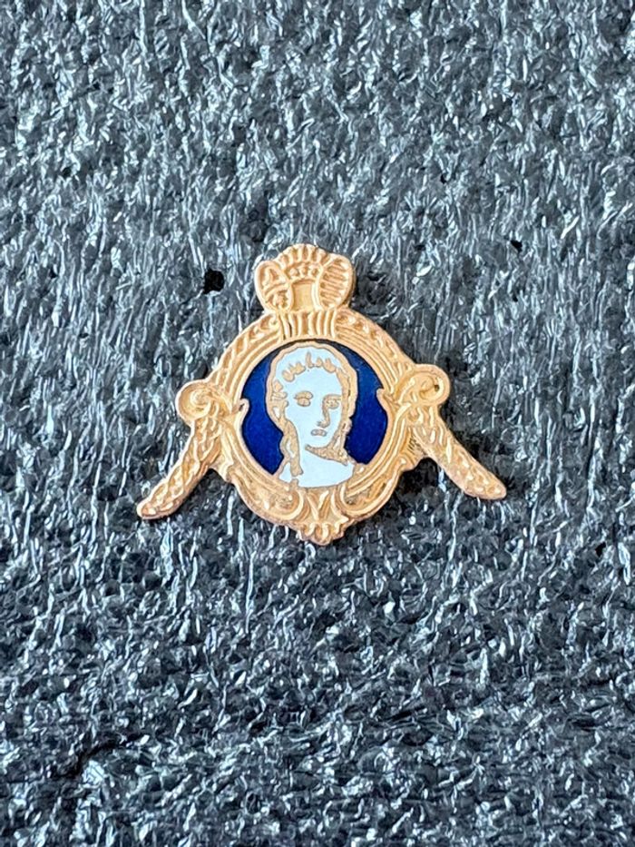 Pin’s comtesse du Barry