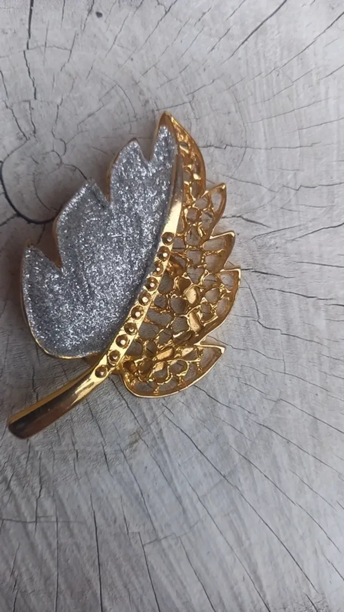 Broche vintage dorée foulard - photo numéro 3