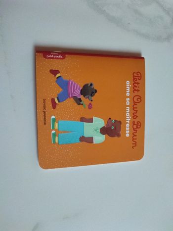 Petit Ours brun aime sa maîtresse