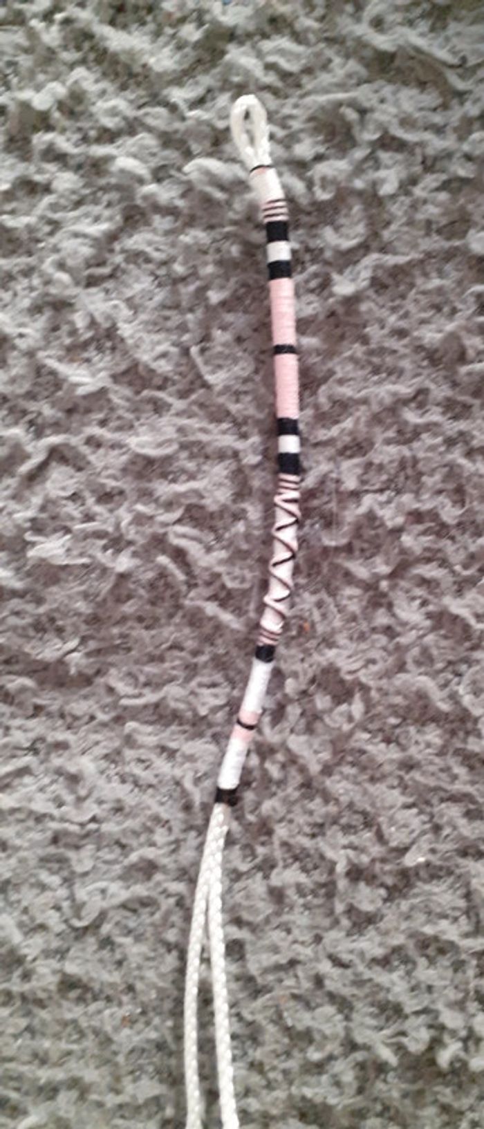 Bracelet atéba. Rose blanc et noir