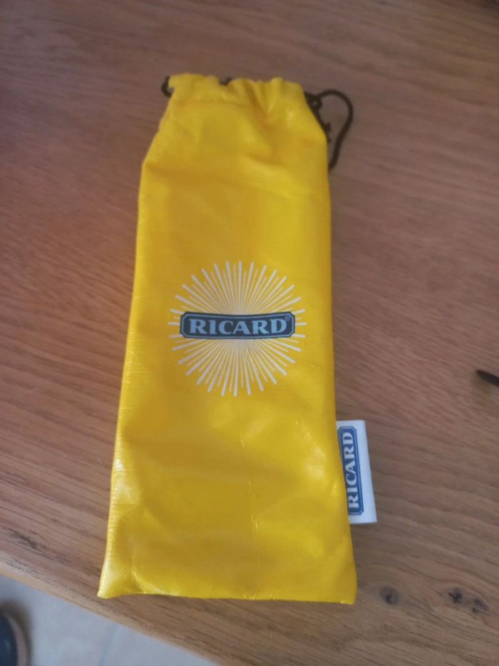 Une paire de lunettes de soleil ricard avec sa housse - photo numéro 4
