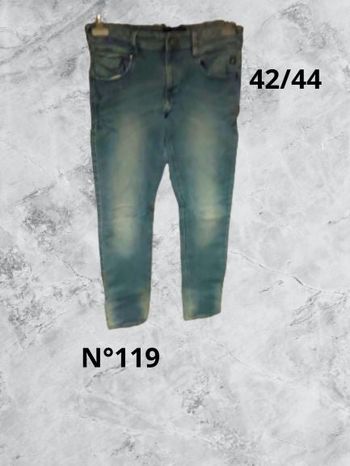 N°119 Jean bleu clair T42/44. C&A. Taille haute, coupe droite.