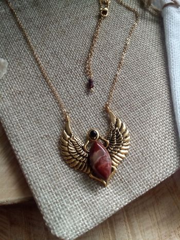 Collier scarabée ailé avec pierre de jaspe rouge et pierre d'obsidienne noire