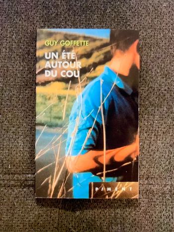 Livre un été autour du cou