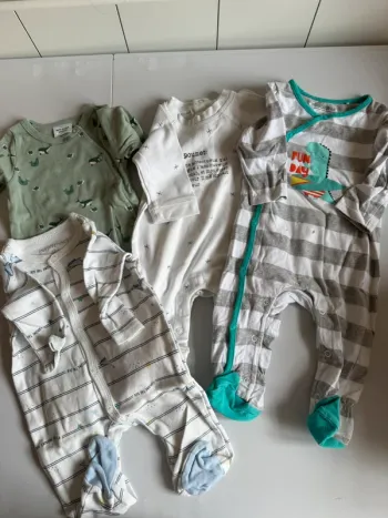 Lot de 4 pyjama en bon état taille 3 mois